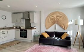 City Centre Apartment - 2 Bedroom - Parking - Award Winning Location